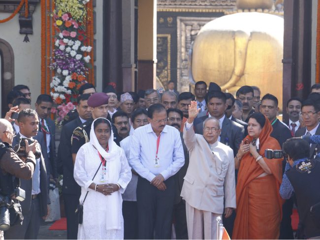 pranab-mukharjee-at-pashupati-2-650x488