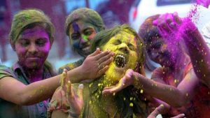 555925-439940-holi