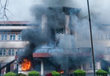 न्यायालय नै न्याय माग्न प्रहरीमा