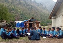 विद्यालय बाढीले बगाएपछि खुला चौरमा पढाइ