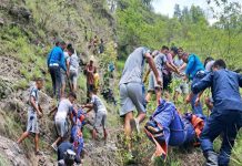कर्णाली नदीमा खसेको गाडी अझै भेटिएन